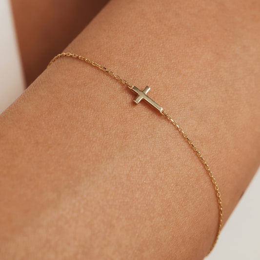 Monceau Solange 14 karat gold bracelet with cross - - Isabel Bernard