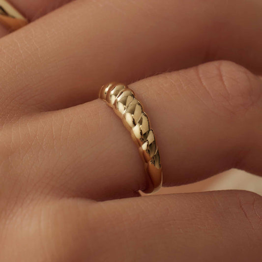 Aidee Elodie 14 karat gold ring with twist - - Isabel Bernard