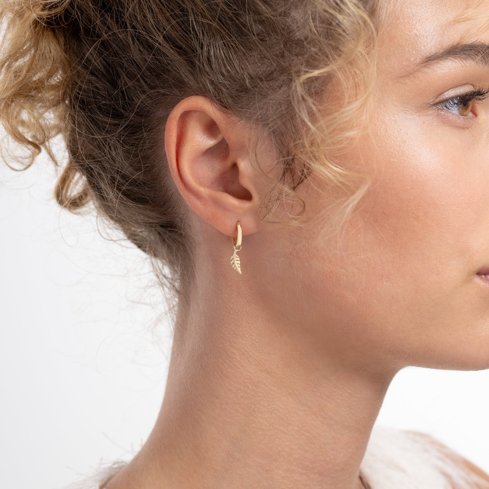 Monceau Giselle 14 karat gold hoop earrings with feather - - Isabel Bernard