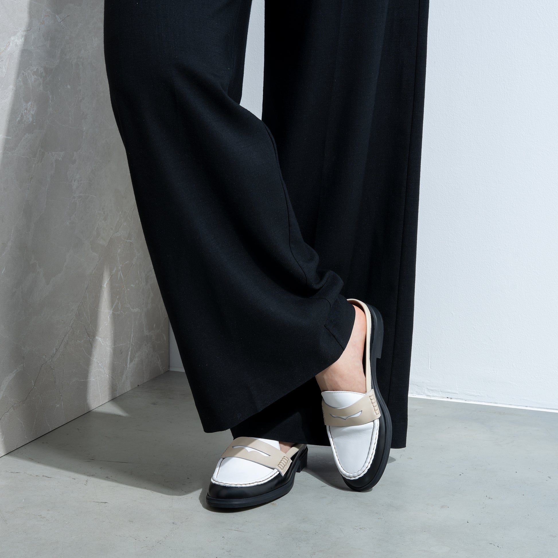 Vendôme Blandine Black And White Calfskin Leather Mules With White Details - - Isabel Bernard